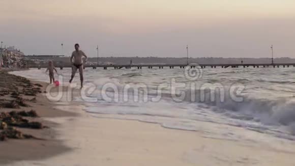 父子俩带着球在沙滩上奔跑视频的预览图