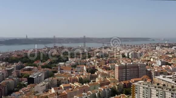 葡萄牙里斯本河和桥的鸟瞰图视频的预览图