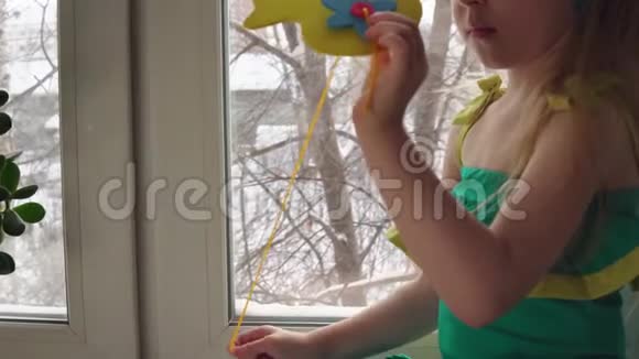 可爱的小女孩缝一个手提包视频的预览图