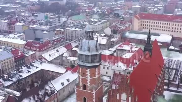 鸟瞰克拉科夫历史中心教堂冬季瓦维尔皇家城堡视频的预览图