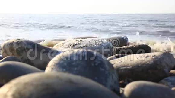 在鹅卵石海滩上脏水流入大海视频的预览图