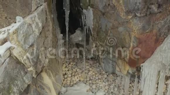 岩石中有冰柱的石窟和裂缝视频的预览图