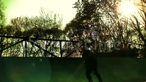 日落时的溜冰者玩得很开心股票录像视频的预览图