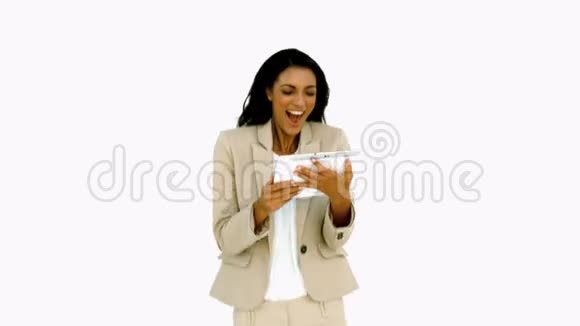 女商人跳着手拿着平板电脑视频的预览图
