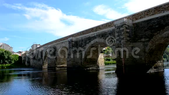 西班牙卢戈河上的中世纪石桥视频的预览图