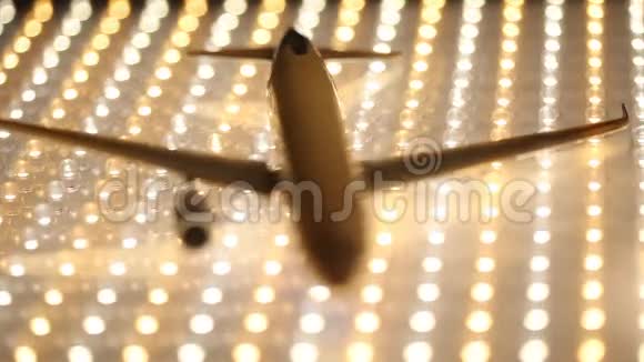 空中拍摄的飞行剪影视频的预览图