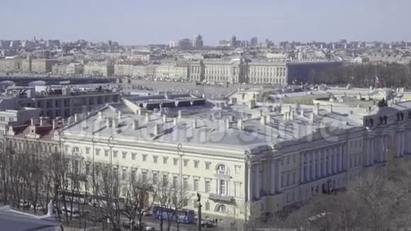 圣彼得堡街道和建筑物的鸟瞰图视频的预览图