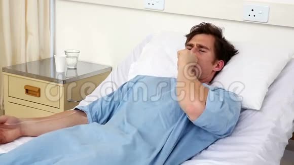 病人躺在病床上咳嗽视频的预览图