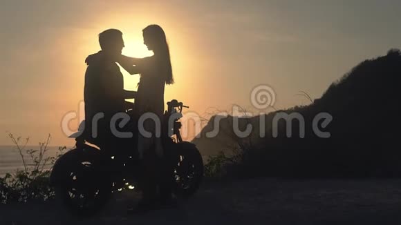 在海上沿海公路上骑摩托车的幸福夫妇视频的预览图
