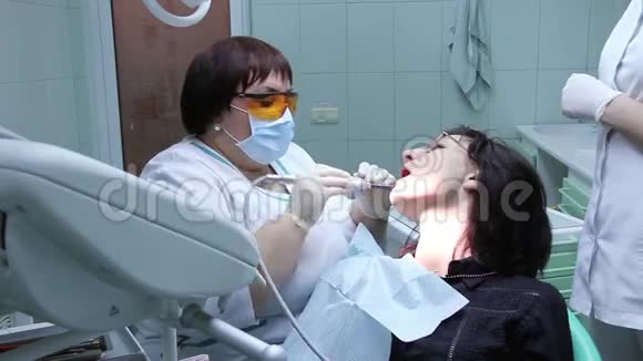 牙科治疗视频的预览图