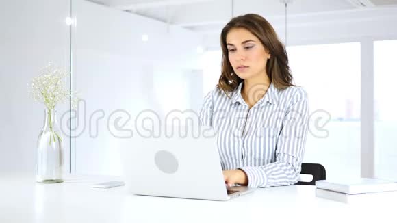 在笔记本电脑上工作思考和计划的有攻击性的女人视频的预览图