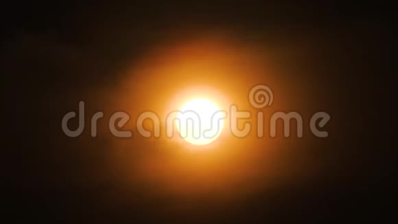 橙色的太阳在天空中视频的预览图