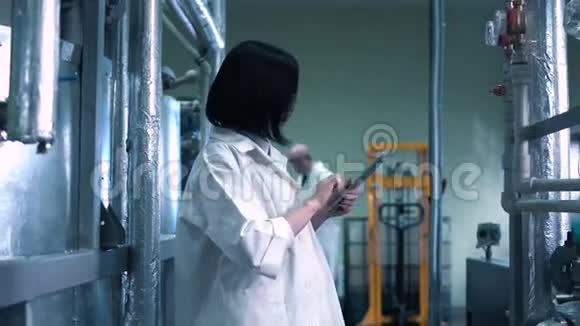 女科学家穿过实验室视频的预览图