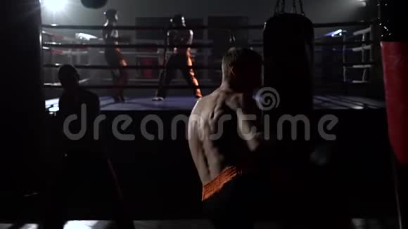 准备比赛的拳击手慢动作视频的预览图