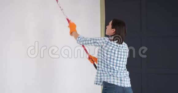 女人在家里用滚筒画墙视频的预览图