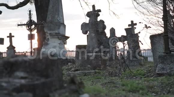 在一个非常古老的墓地里的坟墓视频的预览图