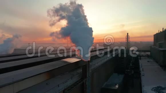 工业区管道浓密的白烟从工厂的管道中倒出与太阳形成对比污染视频的预览图