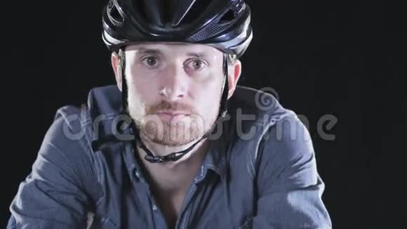 穿着衬衫戴着头盔骑自行车的人视频的预览图