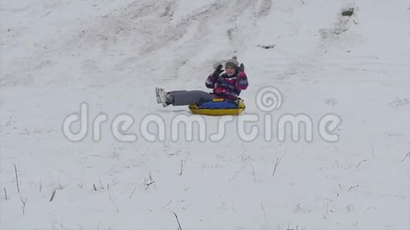 男孩在雪地里滑下山视频的预览图