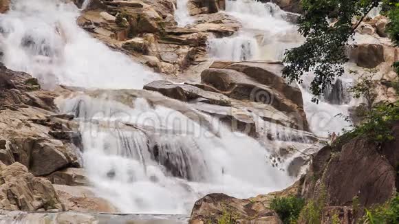 公园山涧瀑布的特写镜头视频的预览图