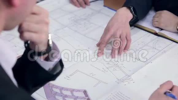 组工程师和建筑师讨论蓝图视频的预览图