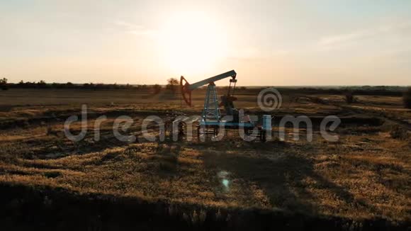 日落时从油田工作油泵工业设备视频的预览图