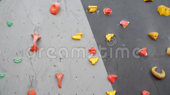人工攀爬墙爬墙练习攀岩墙视频的预览图
