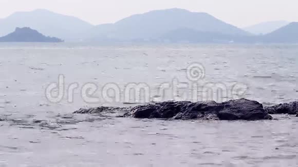 有波浪和山体背景的海岩视频的预览图