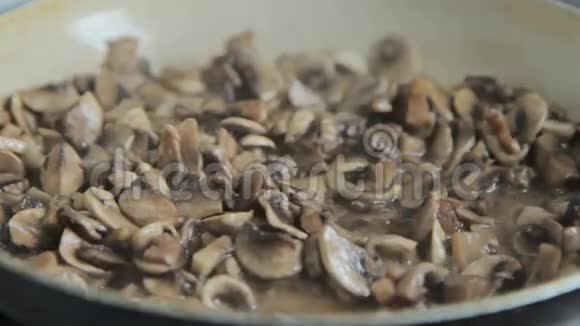 烤蘑菇在锅里烤视频的预览图