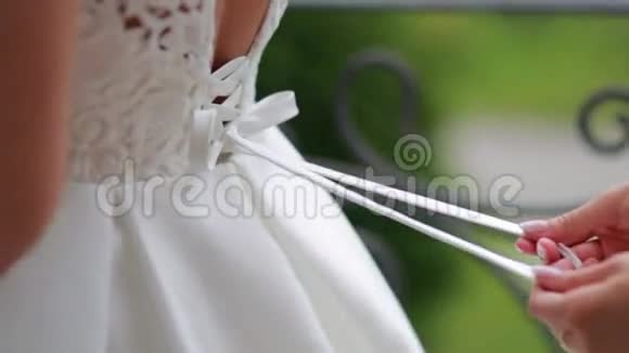 朋友帮新娘穿婚纱视频的预览图