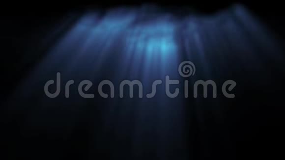 在黑暗的海洋中水使太阳射线视频的预览图