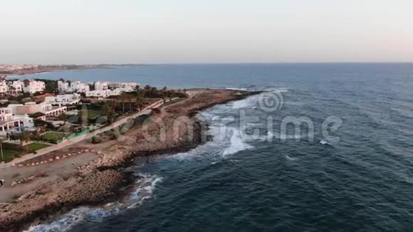海上海岸鸟瞰图在岛上飞行景观地中海和海岸塞浦路斯城市度假胜地医生视频的预览图