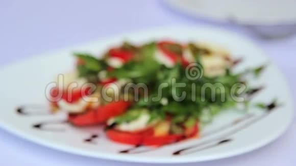 新鲜蔬菜沙拉新鲜的切碎的蔬菜作为沙拉视频的预览图