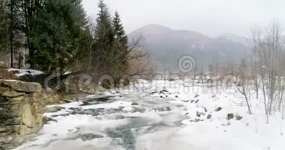 冰融化了河水在流动冬季喀尔巴阡山脉山河景观视频的预览图