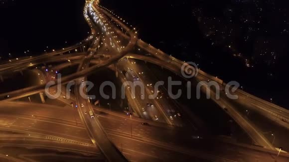 夜间莫斯科公路交叉口的鸟瞰图视频的预览图