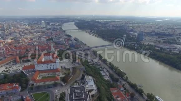 布拉迪斯拉发城堡和多瑙河的鸟瞰图视频的预览图