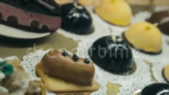橱窗展示的蛋糕糕点视频的预览图