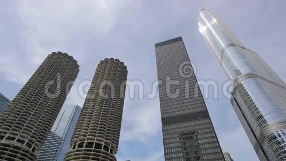 摩天大楼伴着云彩划过天空视频的预览图