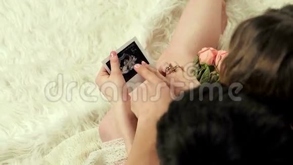 未来快乐的父母看孕期超声照片视频的预览图
