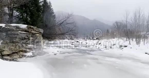 冰融化了河水在流动冬季喀尔巴阡山脉山河景观视频的预览图