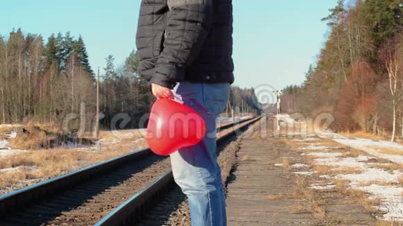 铁路附近有红色心形气球的人视频的预览图