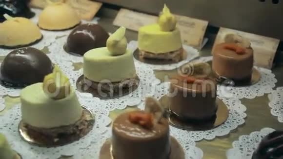 橱窗展示的蛋糕糕点视频的预览图