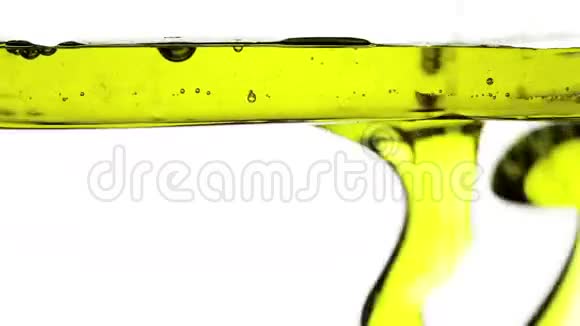 把橄榄油放入清水中视频的预览图