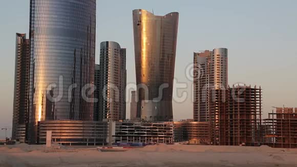 阿拉伯联合酋长国阿布扎比AlReem岛照明综合大楼视频的预览图