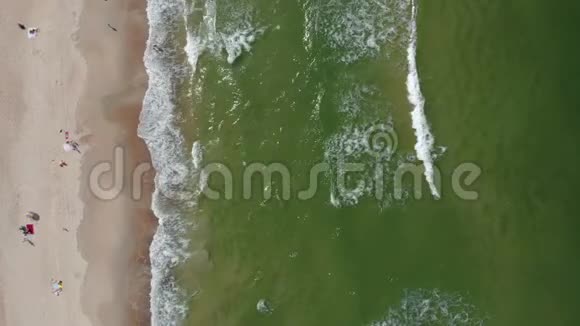 海滨沙滩的鸟瞰图视频的预览图