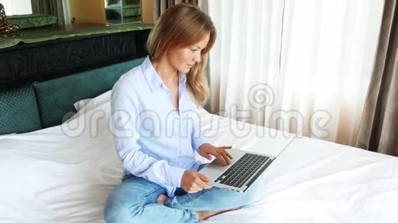 美丽的白种人女人在电脑上工作视频的预览图