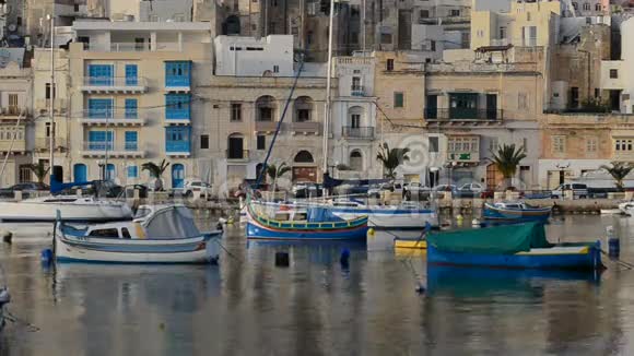 日落时马耳他传统船只的景色视频的预览图