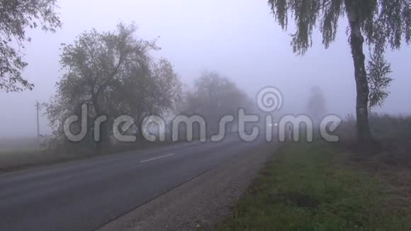 秋天的晨雾和乡村道路上的汽车视频的预览图