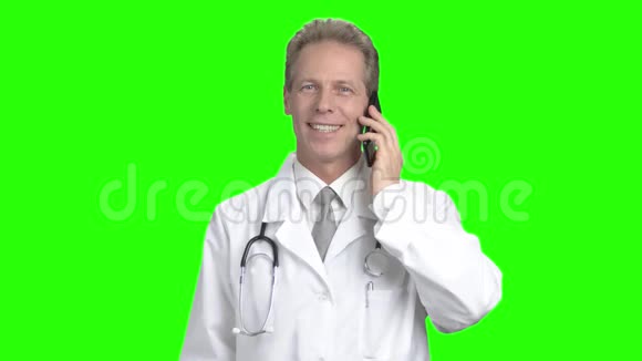 快乐医生在电话里说话绿色屏幕视频的预览图
