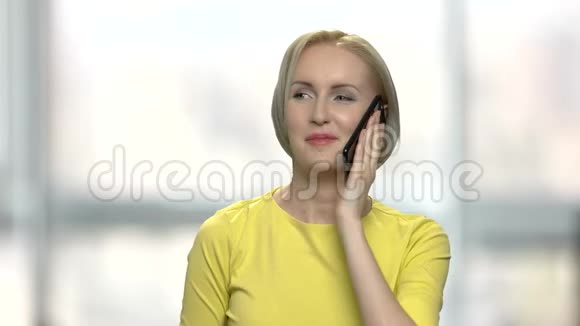 金发美女在打电话视频的预览图
